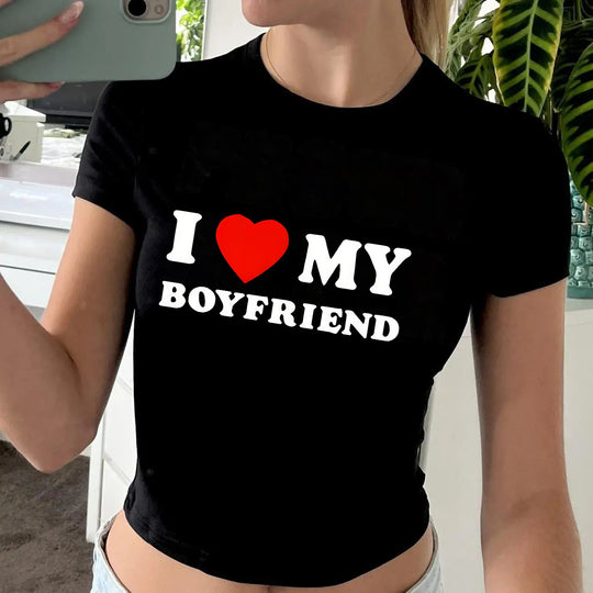 Damen Crop-T-Shirt mit animalistischem Lippenmotiv und auffälligem Schriftzug R&B