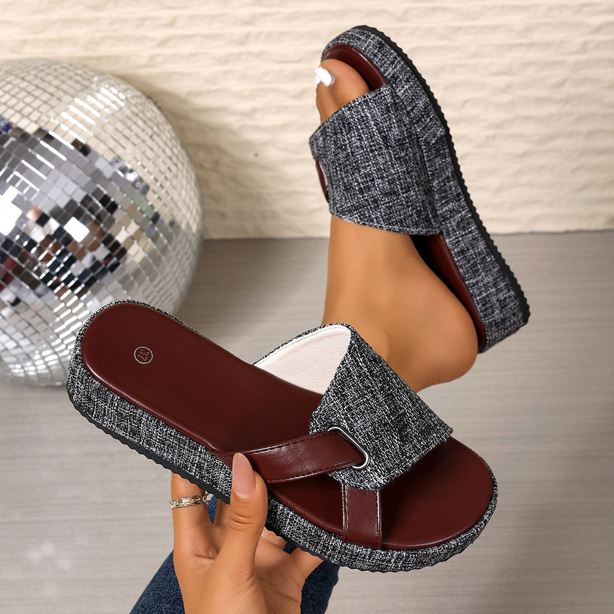 Damen bequeme Schlappen mit modischem Faltendesign