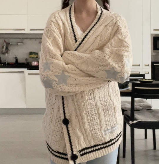 Damen Grobstrickjacke mit Sternen-Details und dekorativen Knöpfen R&B