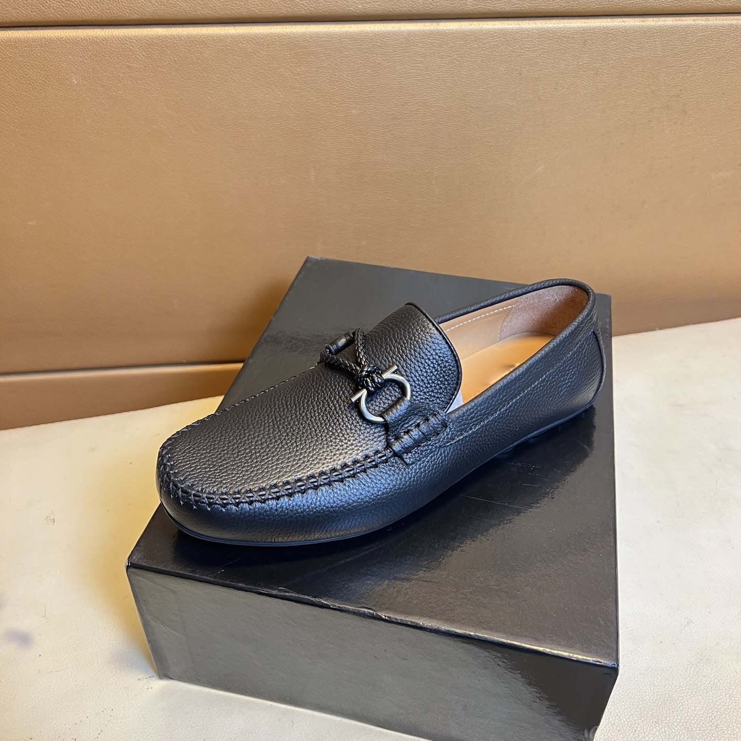 Damen Mokassin mit stilvollem Zierdetail aus hochwertigem Leder R&B