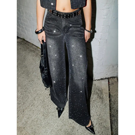Damen Jeans-Outfit im modernen Streetstyle mit Glitzerdetails R&B