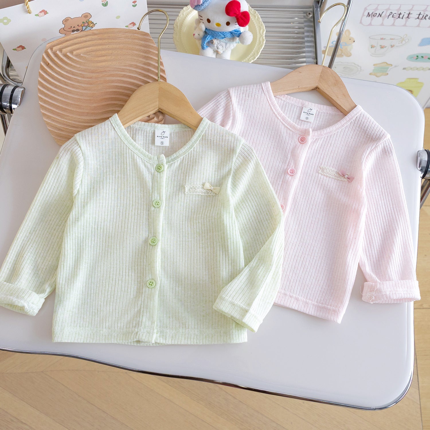 Mädchen Nan Ripp-Strick Bio-Gefühl Baby-Strickjacke mit Knopfverschluss und gesticktem Bogen R&B