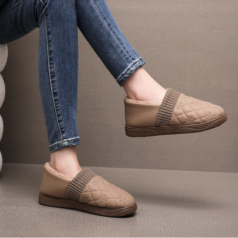 Damen Hausschuhe aus weichem Fleece mit modischem Steppdesign