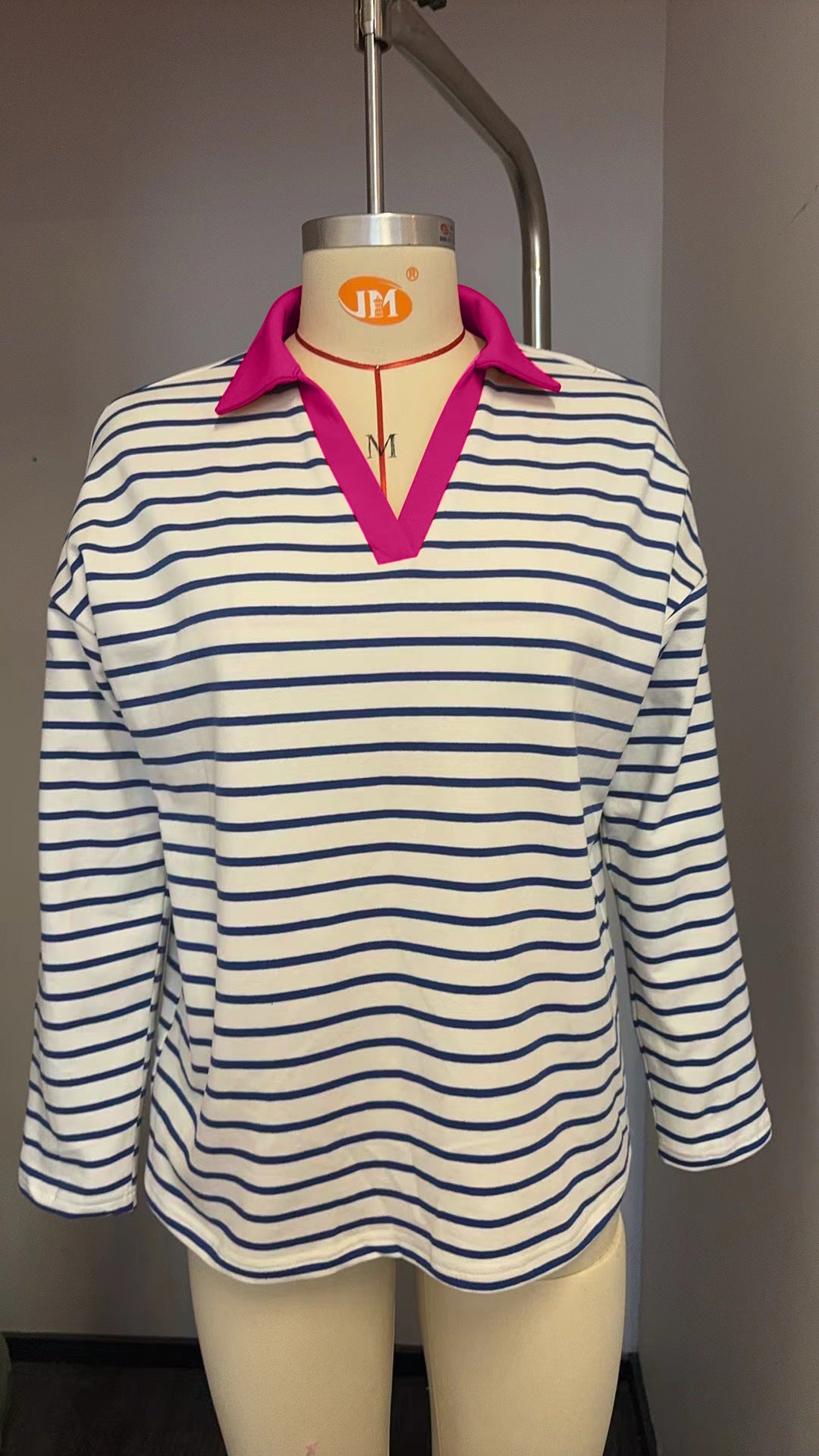 Damen gestreiftes Polo-Shirt mit V-Ausschnitt und kontrastierendem Kragen R&B