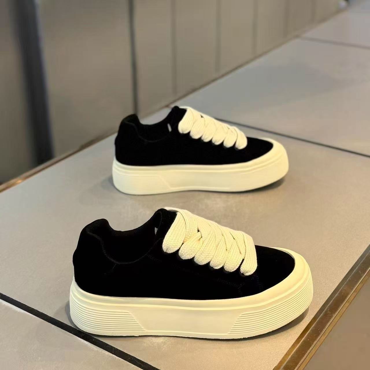 Damen Sneakers mit hoher Plattform und breiter Schnürung R&B