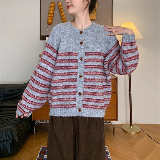 Damen Grobstrickjacke mit modernen Streifen und Knopfdetails R&B