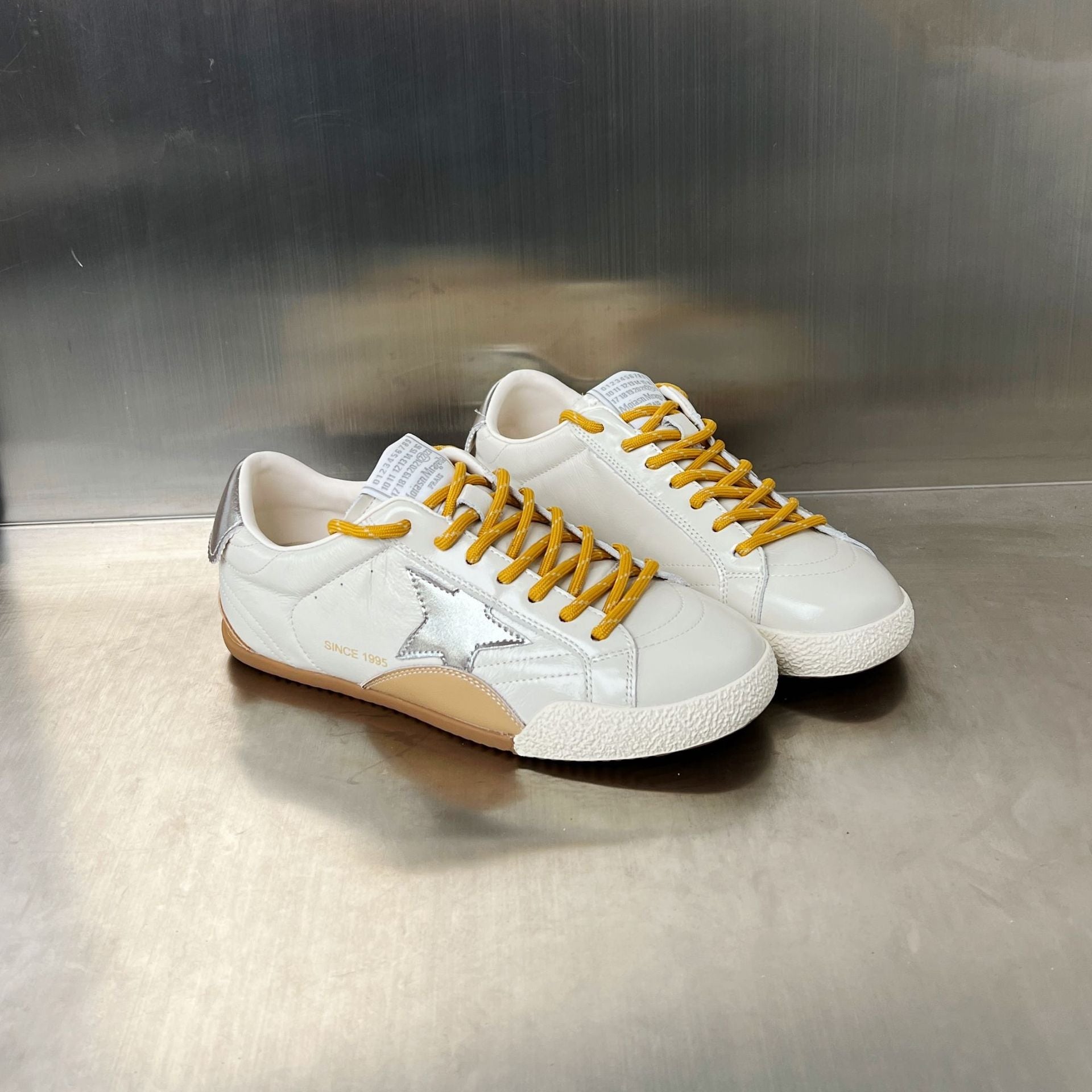 Damen Sneakers im sportlich-eleganten Design mit auffälligem Sternmotiv R&B