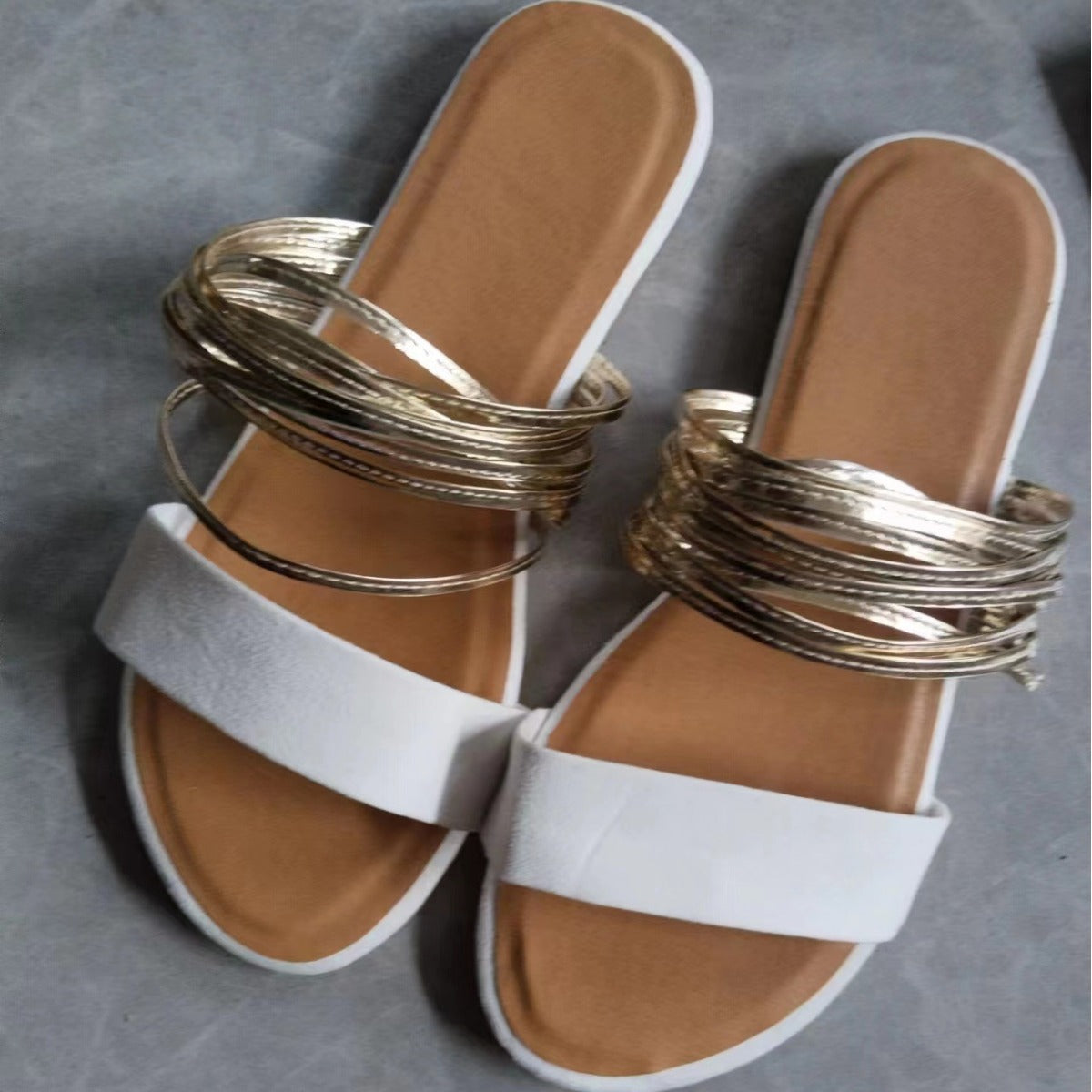 Damen Elegante Riemensandalen mit trendigem Metallakzent und komfortabler Fußbettung R&B