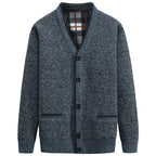 Herren Strickjacke mit kariertem Innenfutter und praktischen Taschen