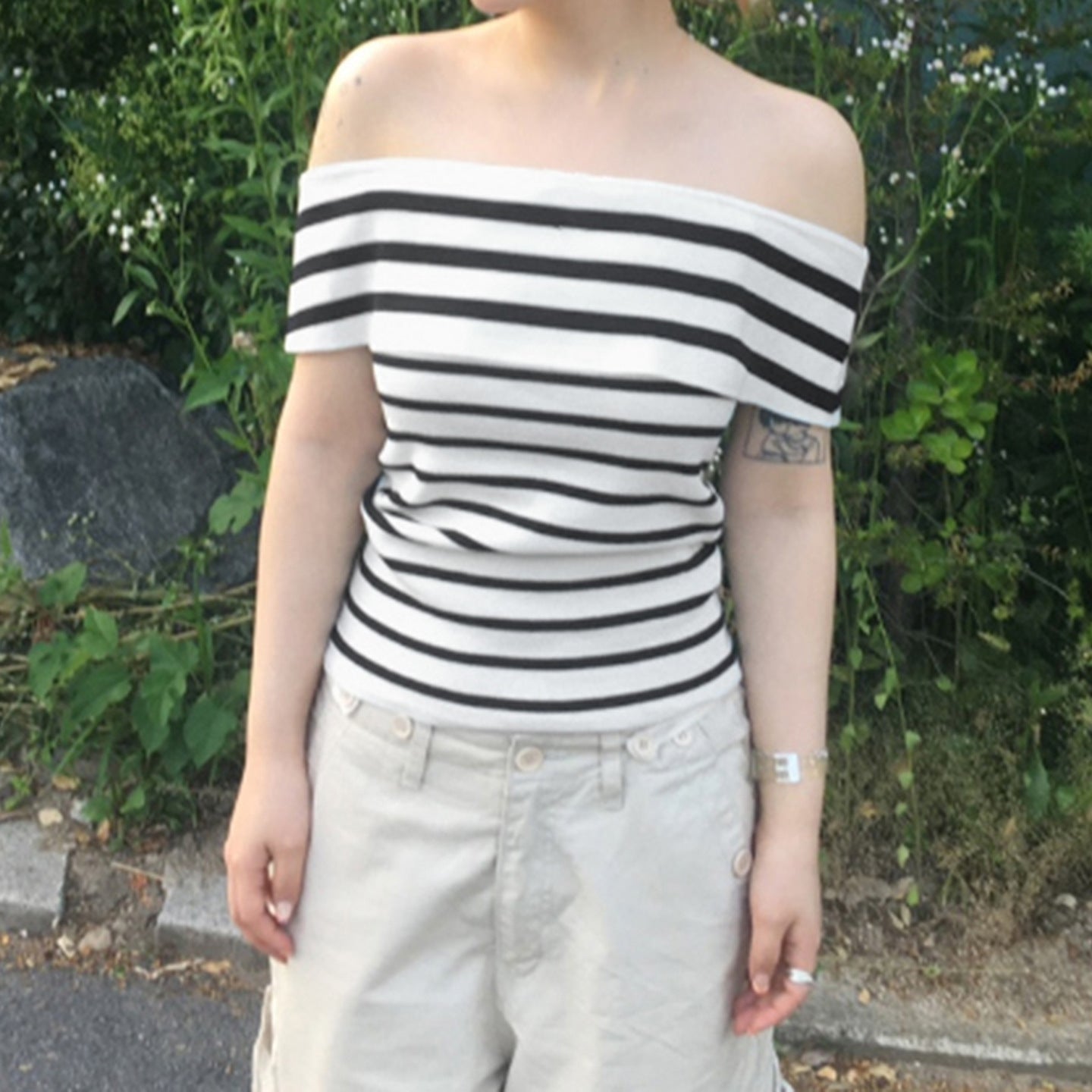 Damen Off-Shoulder Oberteil mit gestreiftem Design und breitem Kragen R&B