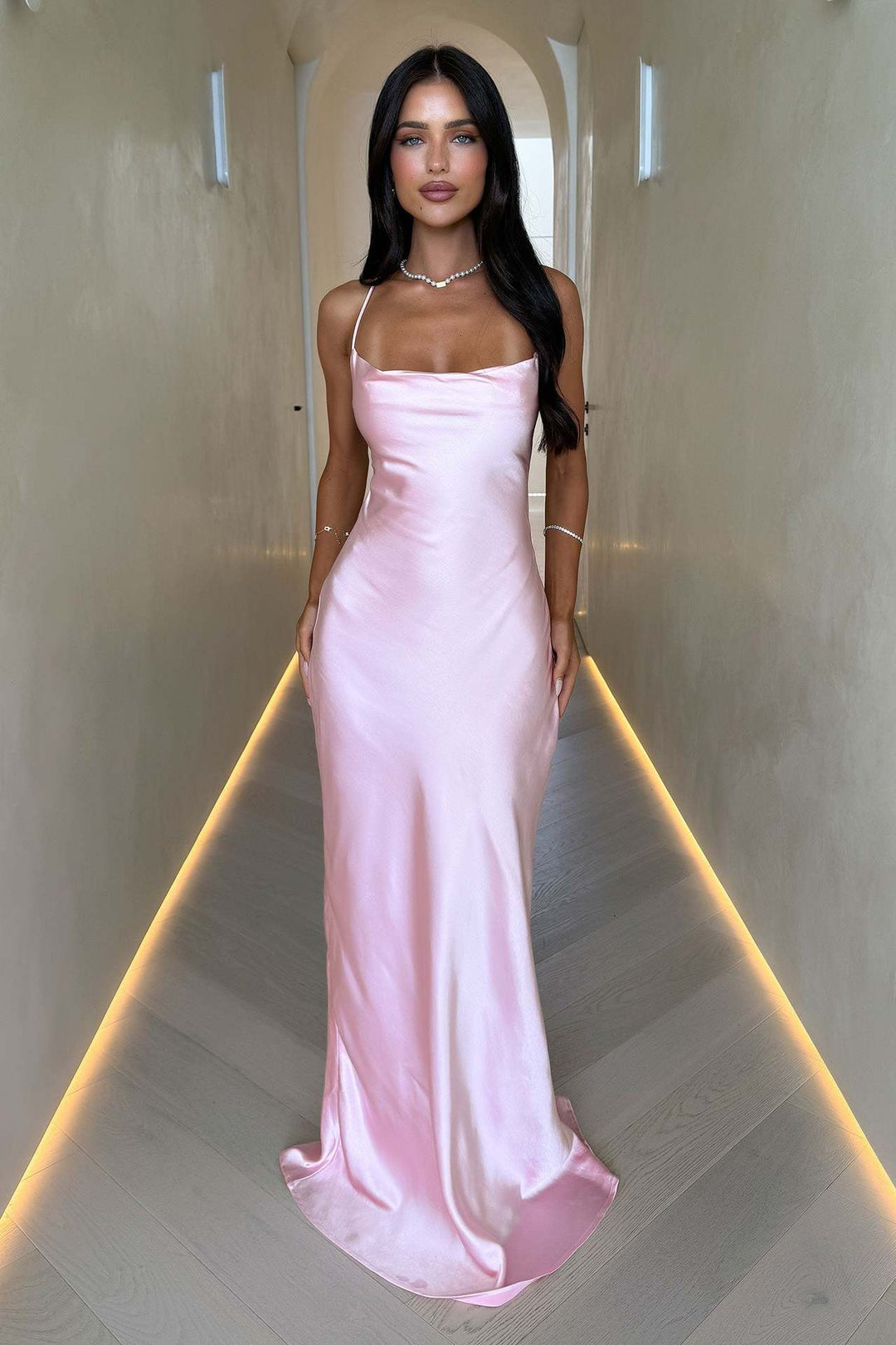 Damen Elegantes Satinabendkleid mit spaghettiträgern und fließendem Schnitt R&B