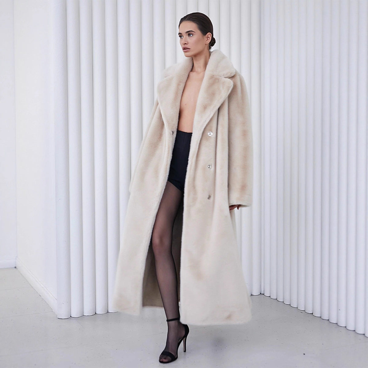 Damen Eleganter, gefütterter Wintermantel mit breitem Revers R&B