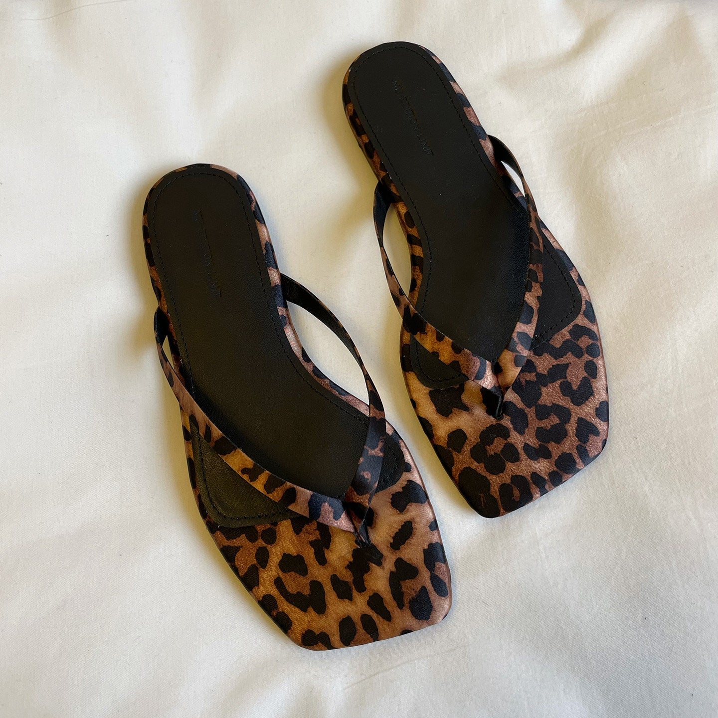 Damen Zehentrenner-Sandalen mit stilvollem Leopardenmuster und eleganten Riemen R&B
