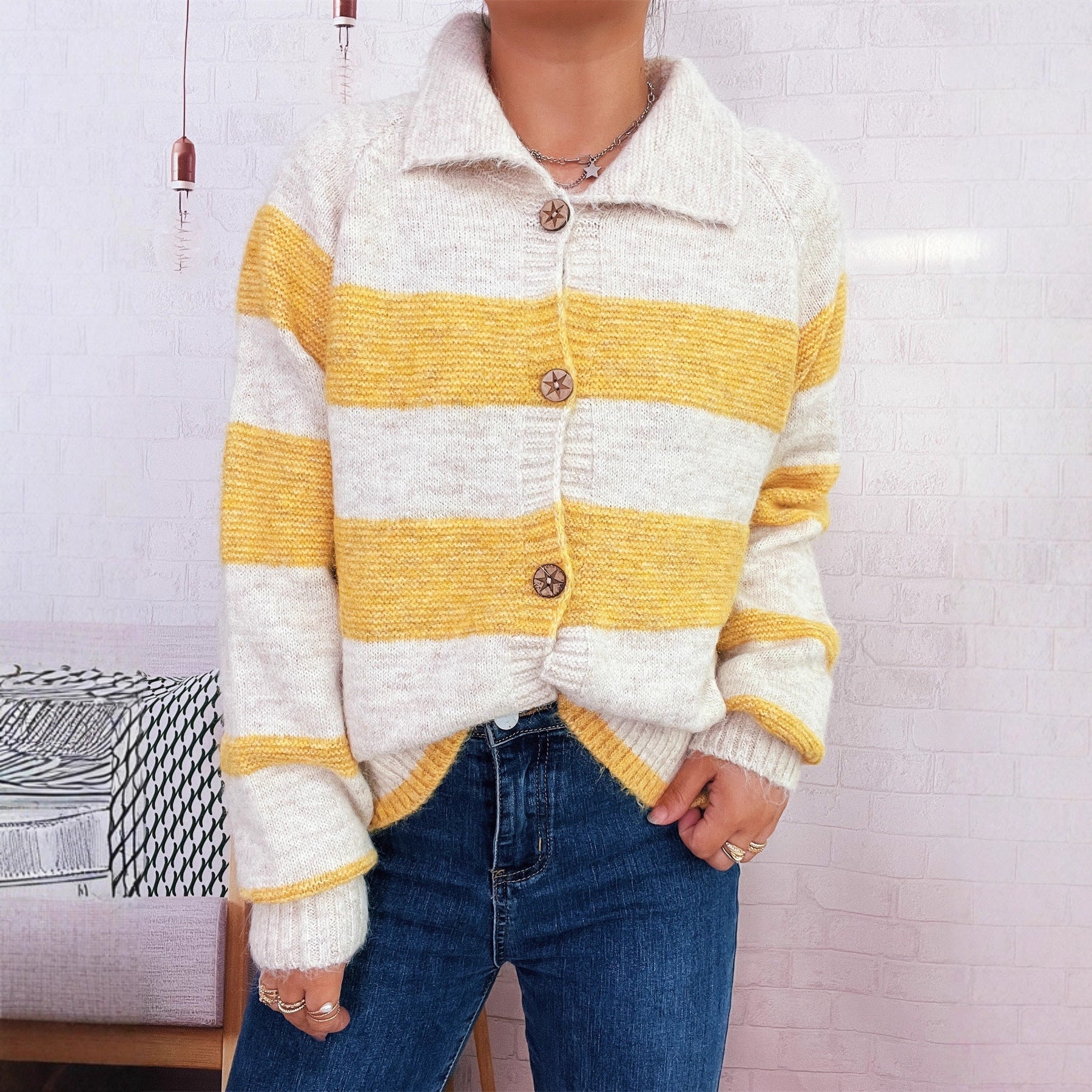 Damen gemütliche Strickjacke mit dekorativen Holzknochen und breiten Streifen R&B