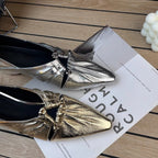 Damen elegante spitze Pumps mit glänzendem Obermaterial und dekorativem Detail