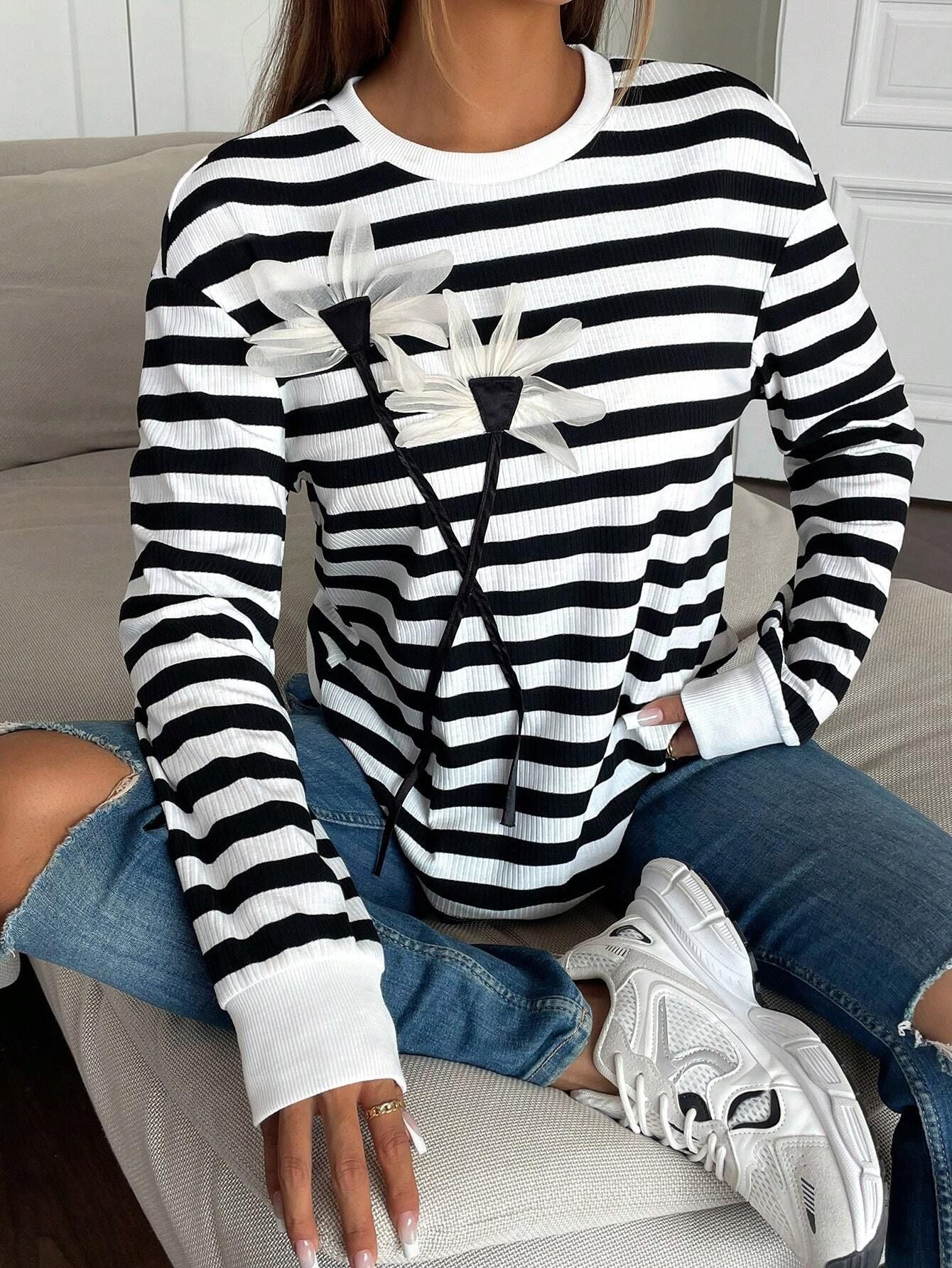 Damen nan gestreiftes Ripp-Langarmshirt mit dreidimensionaler Blumenapplikation und Rundhals R&B