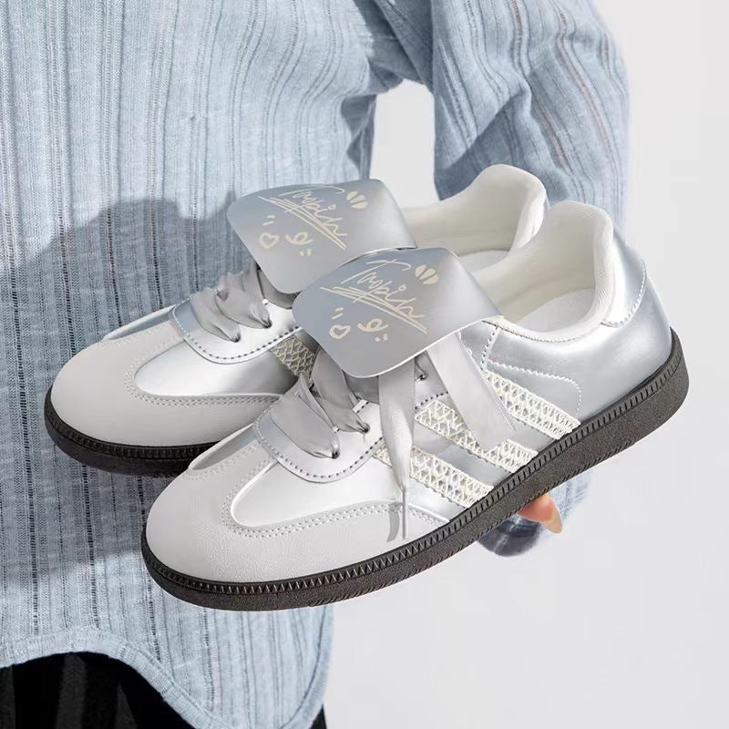 Damen Sneaker mit glänzendem Obermaterial und einzigartigem Design