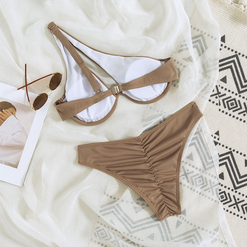 Damen Triangel-Bikini mit asymmetrischem Trägerdesign und modischen Rüschendetails