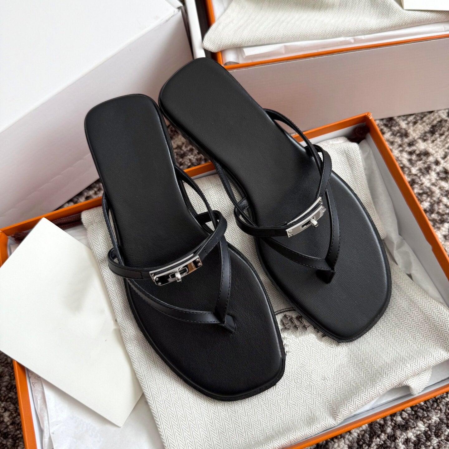 Damen Elegante Zehentrenner-Sandalen mit modischem Riemen und glänzendem Akzent R&B