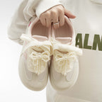 Damen Sneakers mit verspielten Perlenverzierungen und floralem Design