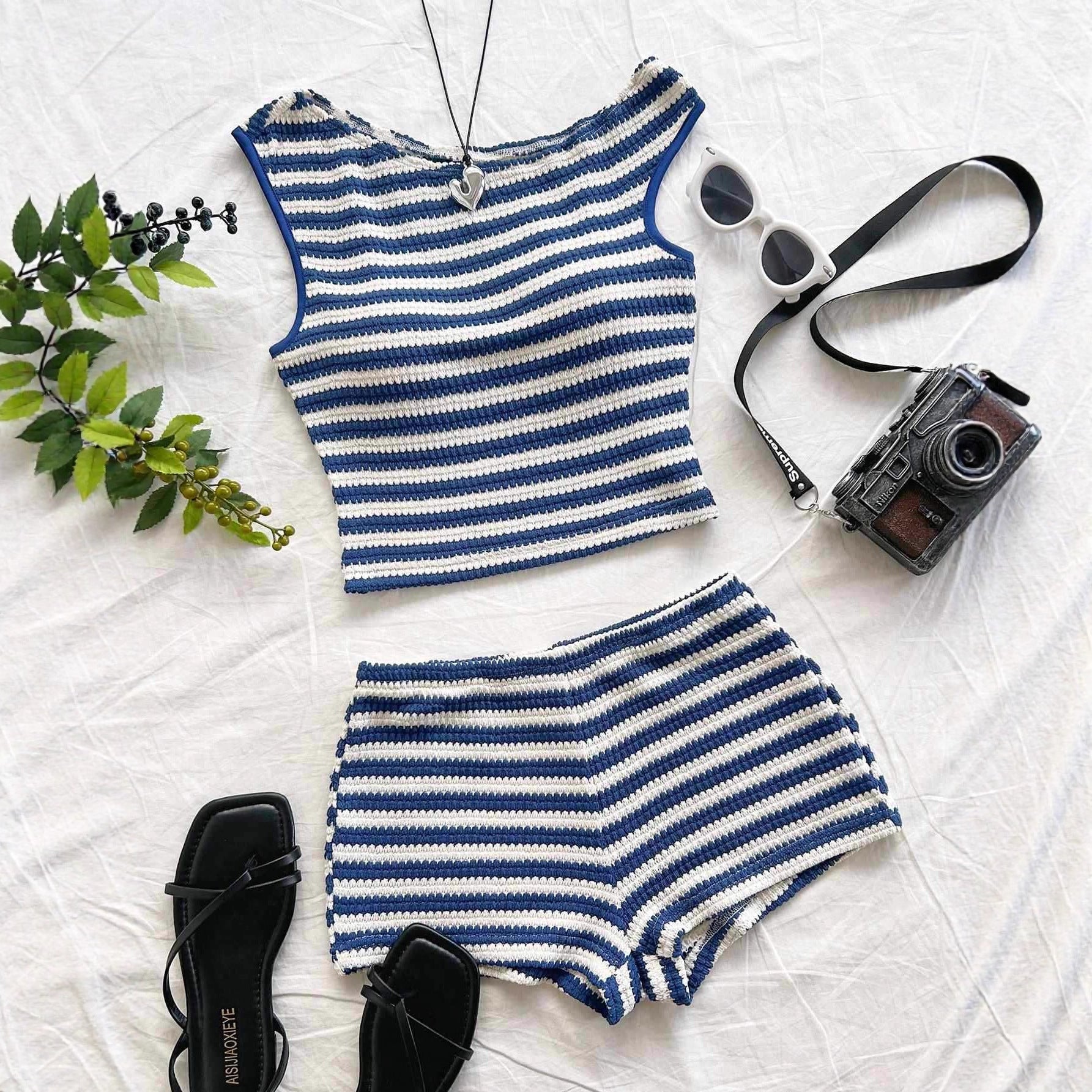 Damen Strand-Outfit mit gestreiftem Crop-Top und Shorts R&B