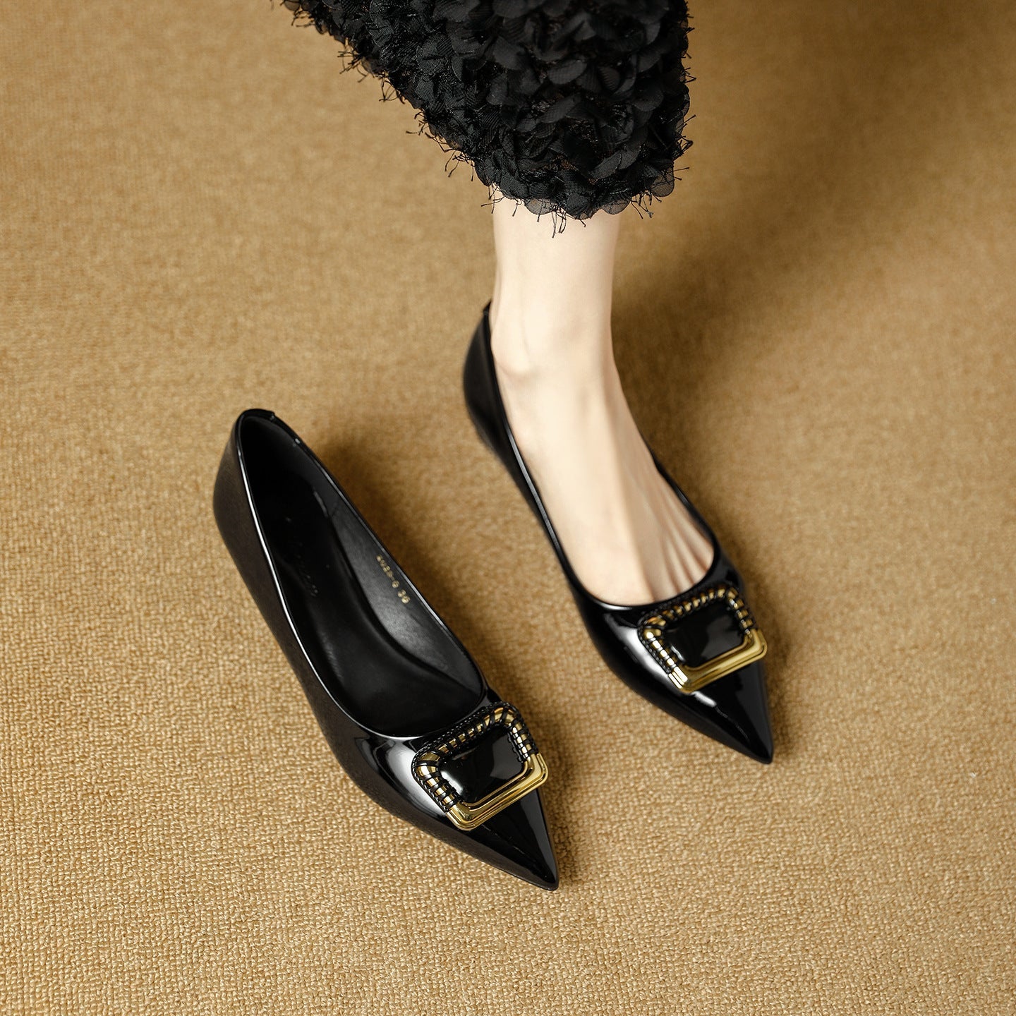 Damen elegante spitze Pumps mit dekorativem Schmuck