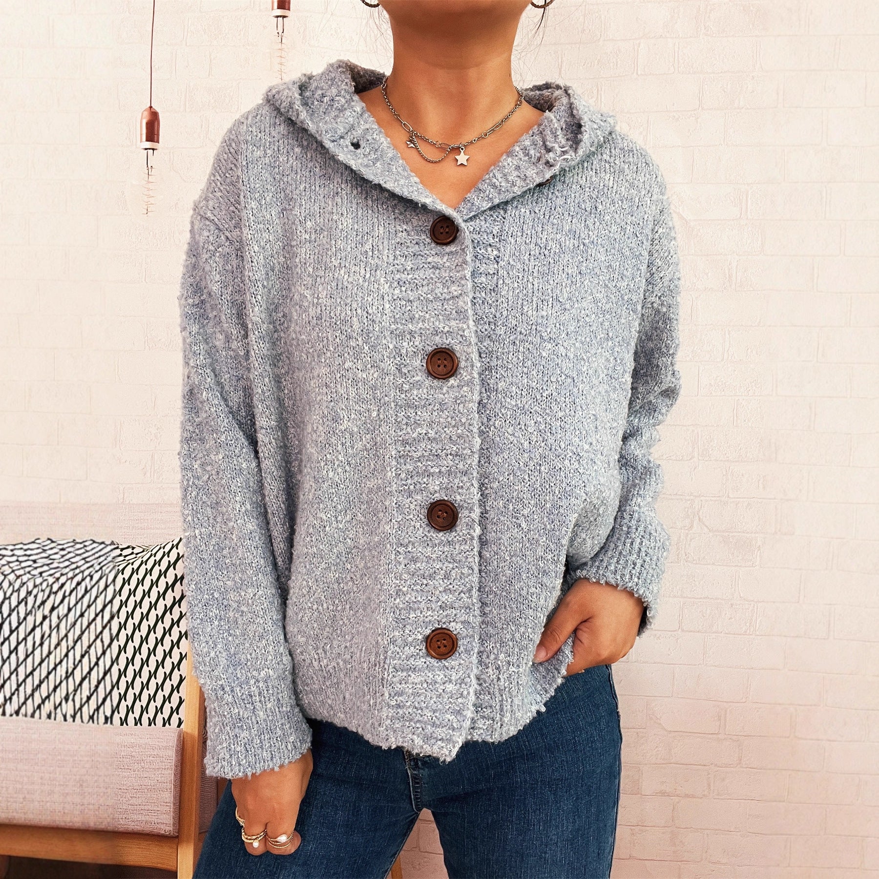 Damen kuschelige Strickjacke mit Kapuze und Knopfdetails R&B