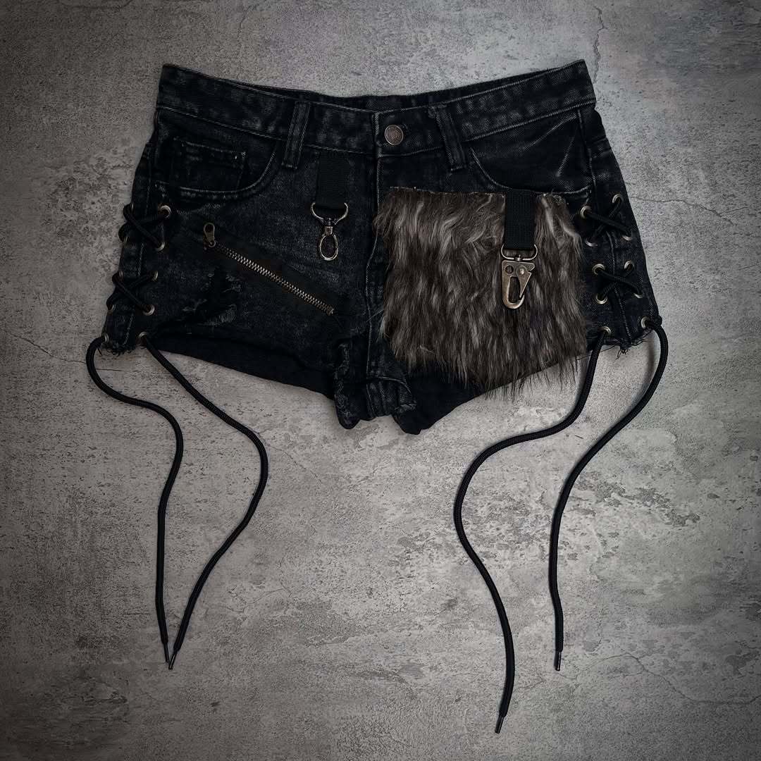 Damen Modische Denim-Shorts mit einzigartigen Lacing-Details und Kunstfell-Applikation R&B