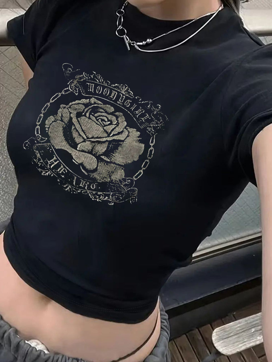 Damen T-Shirt mit kreativem Schlüsselherz-Motiv und modernem Print R&B