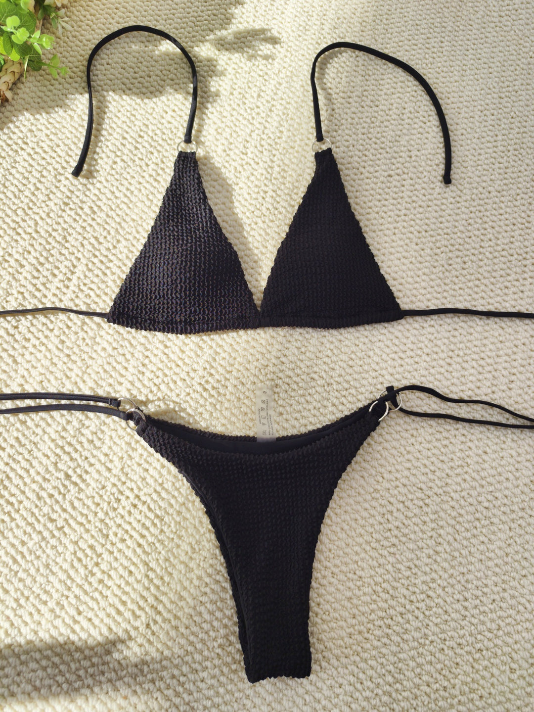 Damen Triangel-Bikini mit strukturiertem Gewebe und eleganten Ringverzierungen R&B