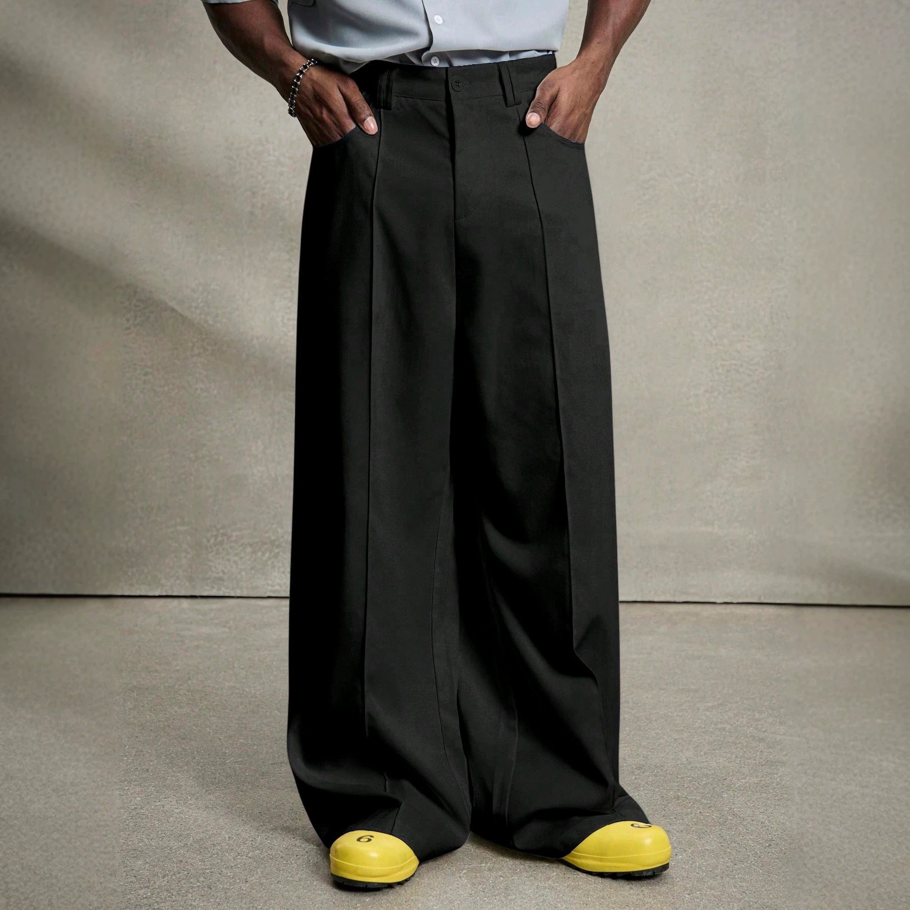 Herren nan weite Bundfaltenhose mit hoher Bundhöhe, präzisen Bügelfalten und seitlichen Eingrifftaschen R&B