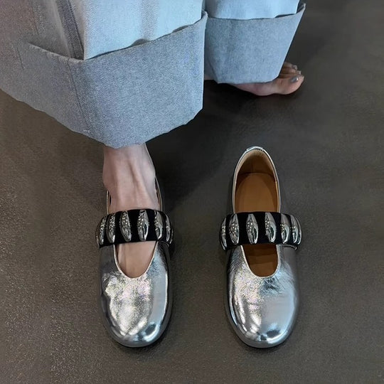 Damen komfortable Ballerinas mit glänzender Oberfläche und dekorativem Riemen R&B