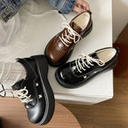 Damen modische Plateau-Sneaker mit glänzender Oberfläche und dekorativen Schnürdetails R&B