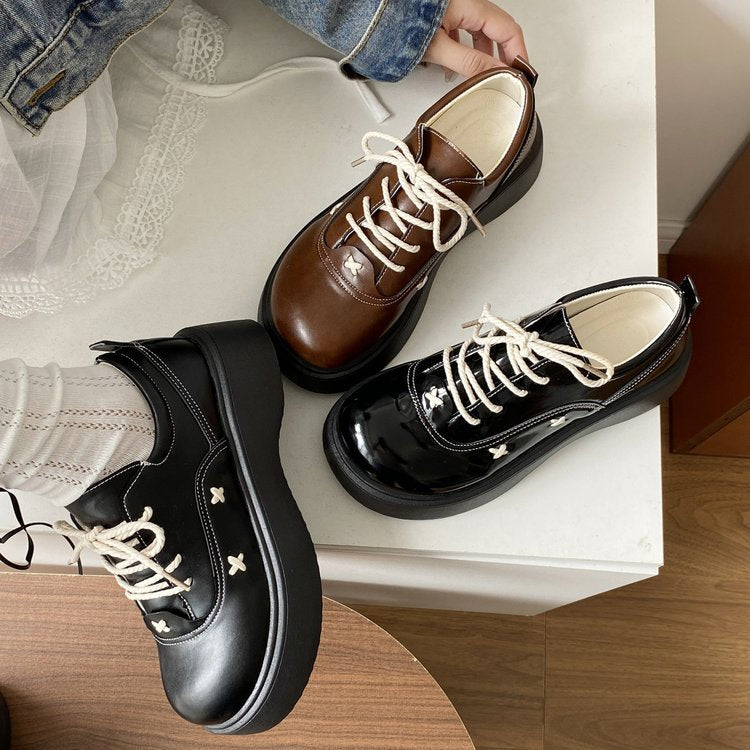 Damen modische Plateau-Sneaker mit glänzender Oberfläche und dekorativen Schnürdetails R&B