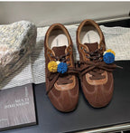 Damen Sneaker mit bunten dekorativen Pompons und hochwertigem Wildleder R&B