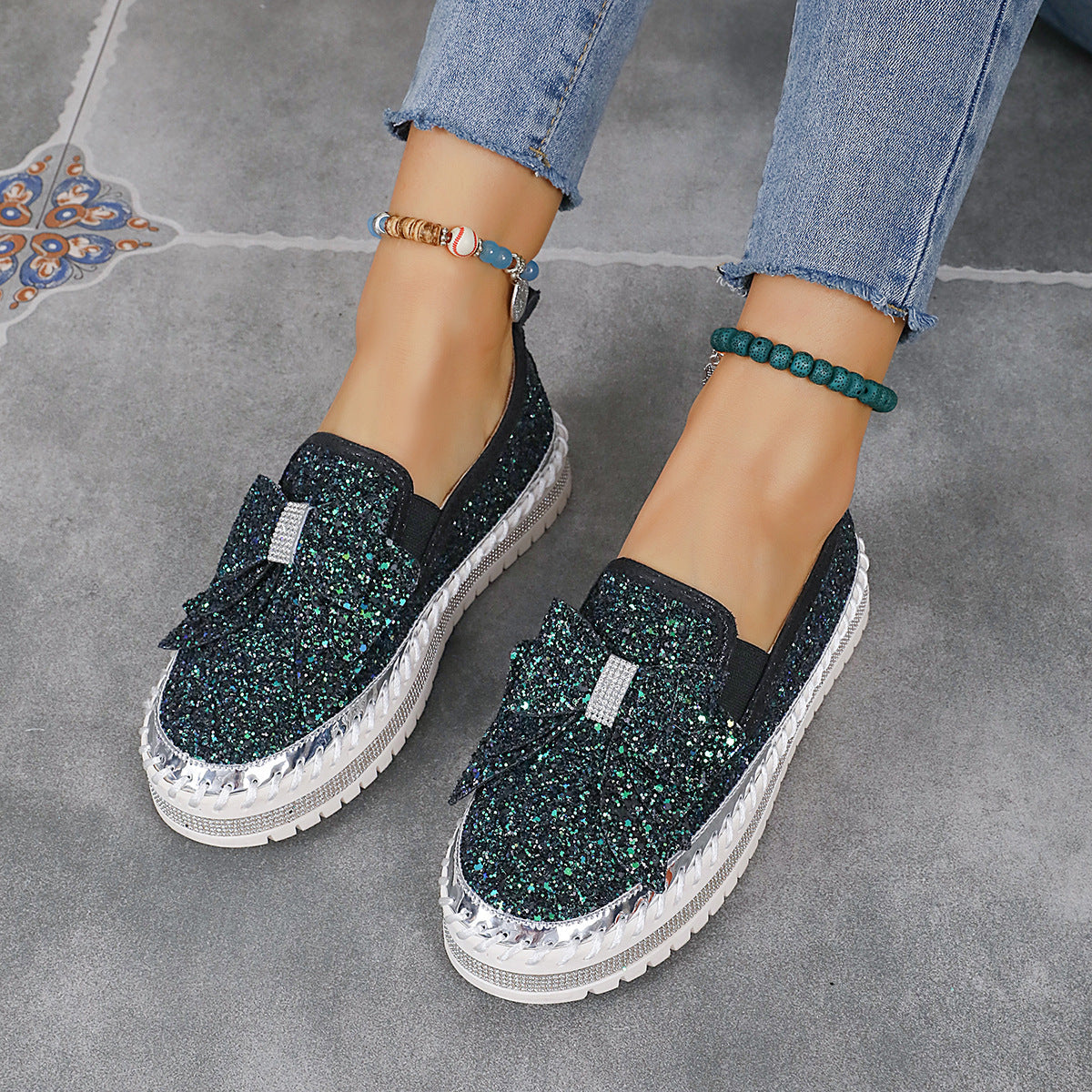 Damen modische Slip-On Sneakers mit glitzerndem Design und auffälliger Schleifenapplikation R&B