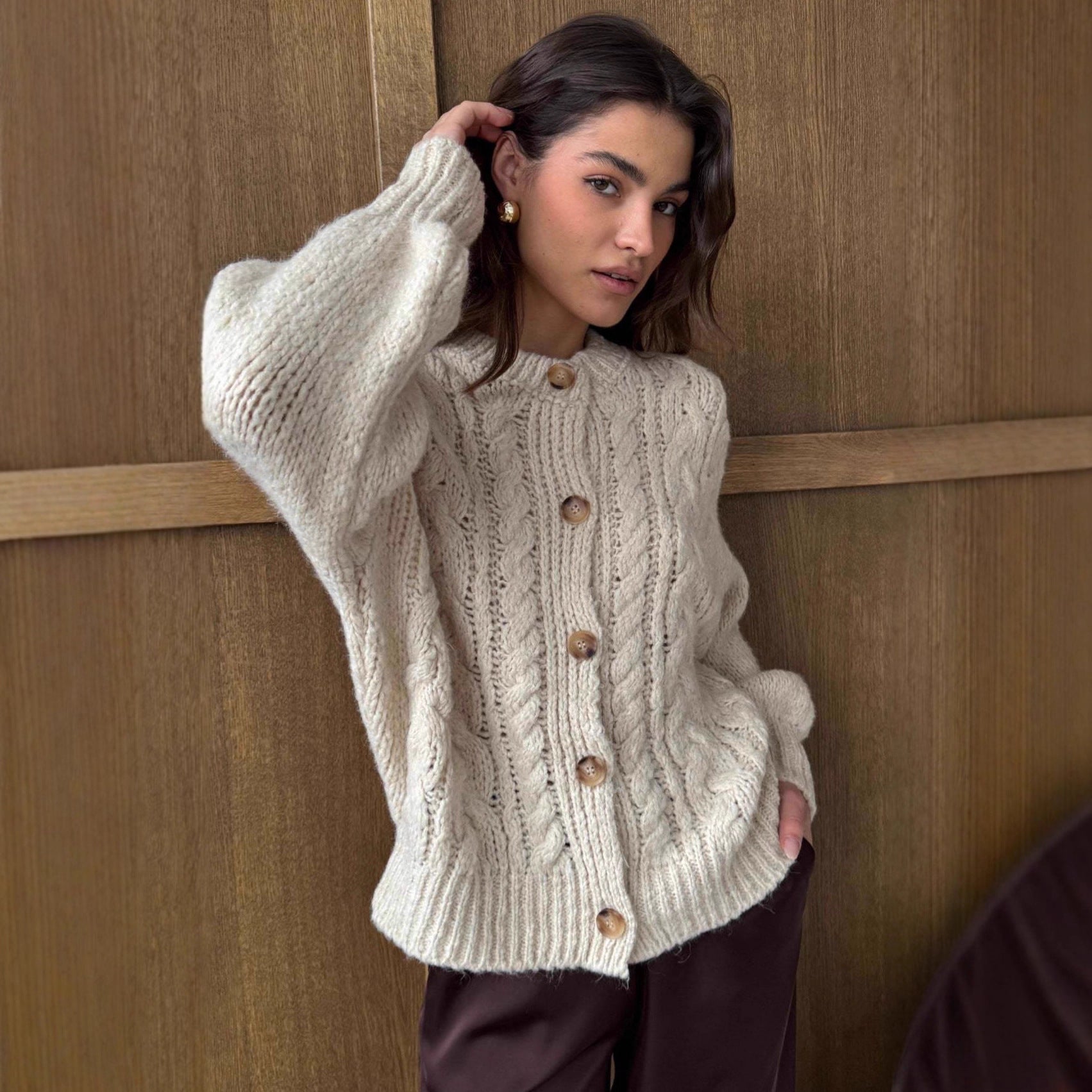 Damen Grobstrickjacke mit eleganter Knopfdetails und voluminösen Ärmeln R&B