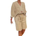 Damen lässiges Sommer-Outfit mit weitem Oberteil und Shorts