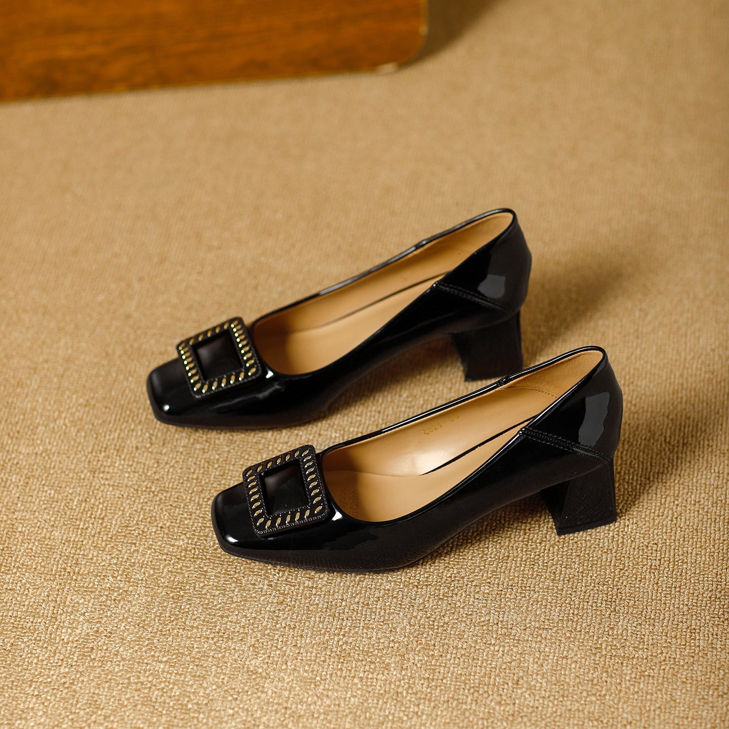 Damen Komfortable Pumps mit stylischem quadratischem Schmuckelement