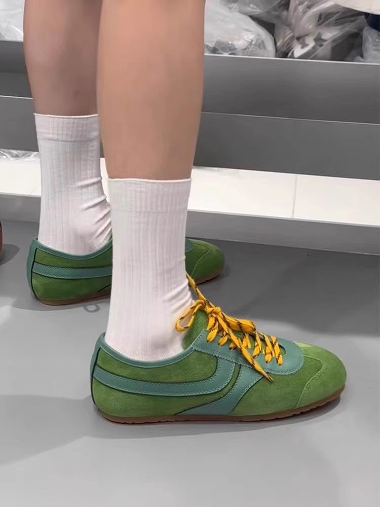 Damen Sneaker aus hochwertigem Wildleder mit trendigem Design und robustem Sohlenprofil R&B