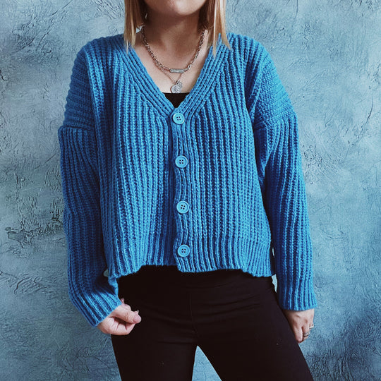 Damen kuschelige Strickjacke mit modernen Knopfdetails und weitem Schnitt R&B