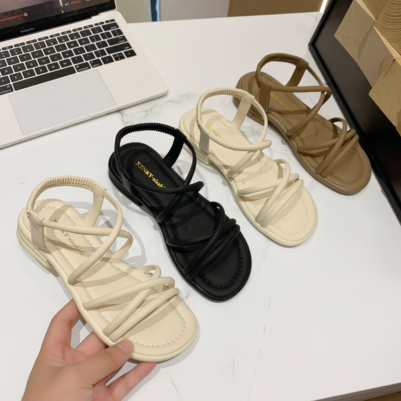 Damen Sandalen mit innovativem Riemendesign und bequemem Fußbett EB