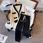 Damen modisches Strickensemble mit dekorativen Knöpfen und Kontrastdetails R&B