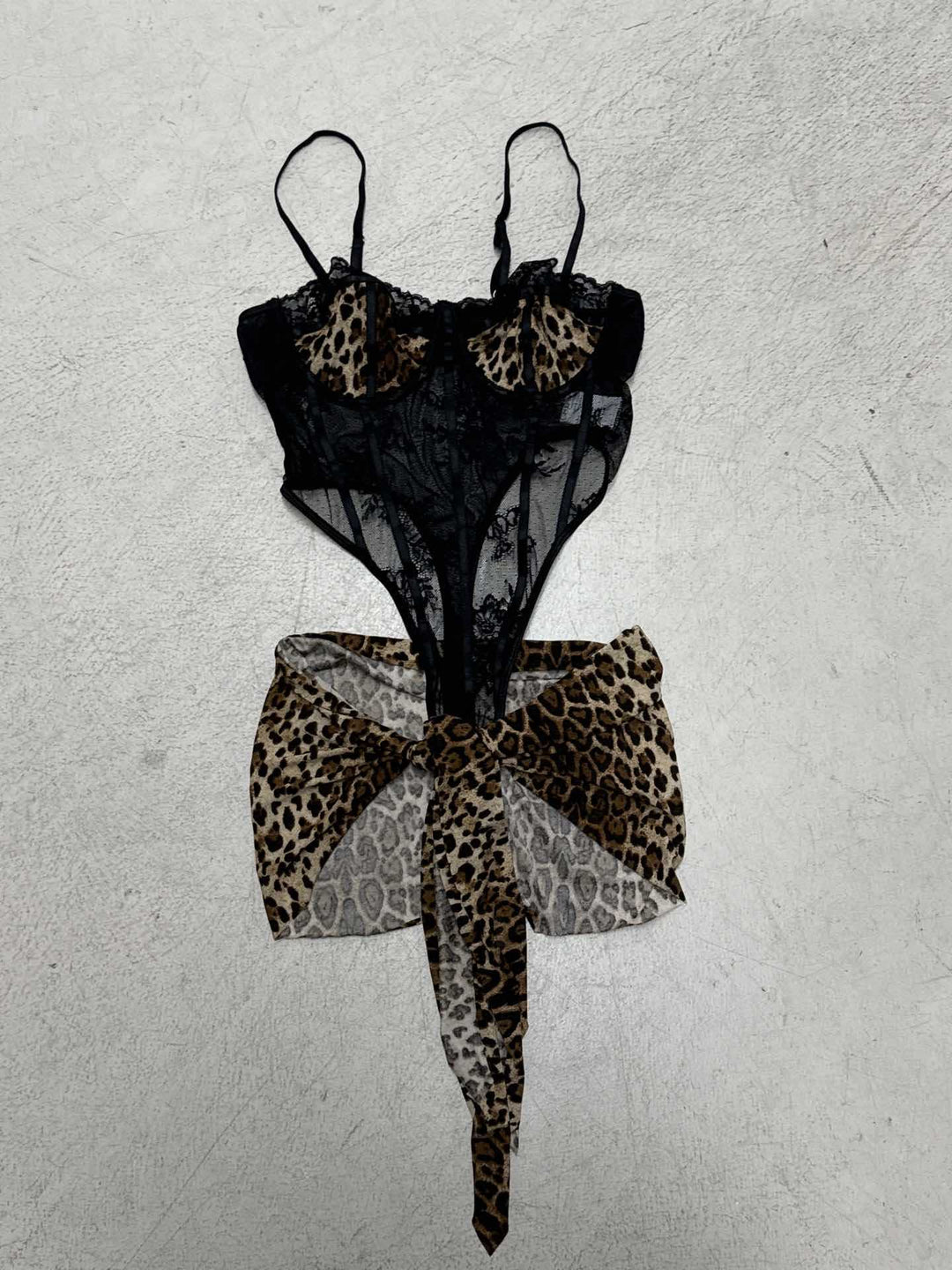 Damen Spitze Bodysuit mit animalischem Design und verführerischem Saum R&B