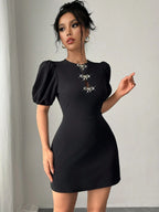 Damen nan kurzes Cocktailkleid mit voluminösen Puffärmeln, Brust-Schlitz und Strass-Clipverschluss R&B