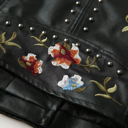 Damen kunstleder Bikerjacke mit floralem Stickdesign und Nietenverzierungen R&B