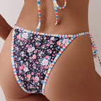 Damen Bikini mit floralem Muster und verspielten Bindändern
