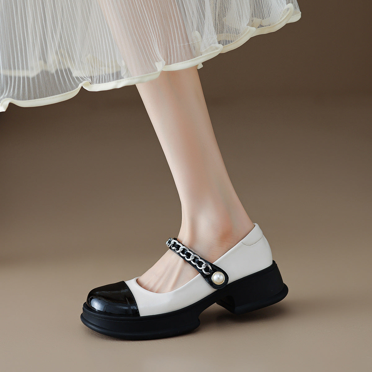 Damen Ballerinas mit modischem Riemchen und eleganter Kettenverzierung