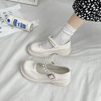 Damen Mary Jane Schuhe mit glänzendem Obermaterial und Perlenschmuck R&B