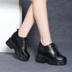 Damen Plateausneaker mit glänzender Oberfläche und robustem Sohlenprofil
